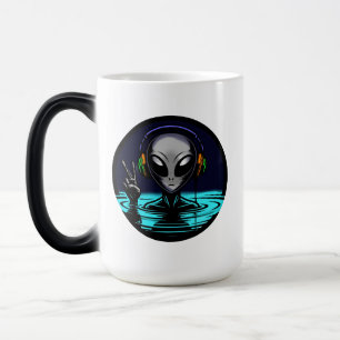 Taza Mágica Alienígenas en el agua con audífonos dando signos 