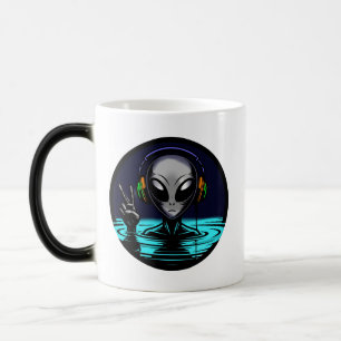 Taza Mágica Alienígenas en el agua con audífonos dando signos 