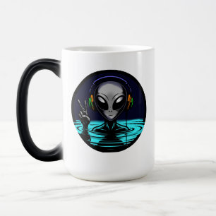 Taza Mágica Alienígenas en el agua con audífonos dando signos 