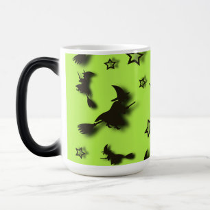Taza Mágica Bruja voladora entre las estrellas en la noche de 