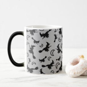 Taza Mágica Bruja volando entre media luna en la noche de Hall