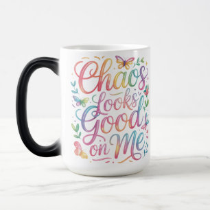 Taza Mágica Caos Me Sienta Bien – Cita Colorida de Mariposa