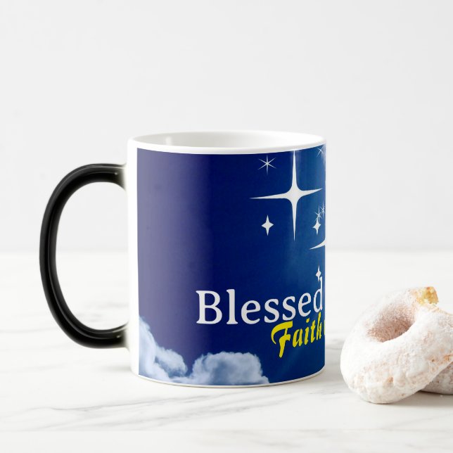 Taza Mágica Cielo azul con nubes blancas y cruz dorada (Con donut)