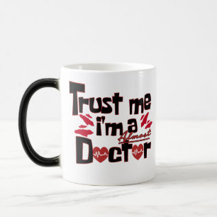 Taza Mágica Confía me soy casi un médico