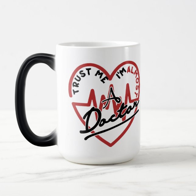 Taza Mágica Confía me soy casi un médico (Izquierda)