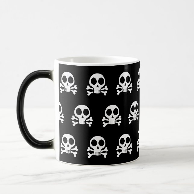 Taza Mágica cráneo espeluznante sobre un fondo negro (Izquierda)