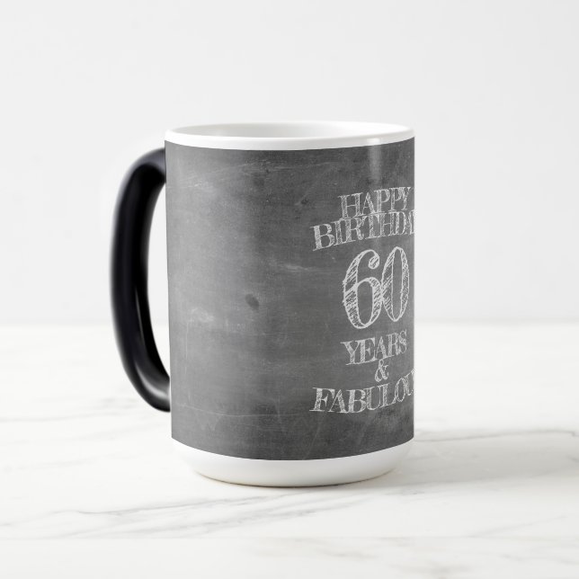 Taza Mágica Feliz cumpleaños - 60 años y fabuloso en chalkboar (Anverso izquierdo)