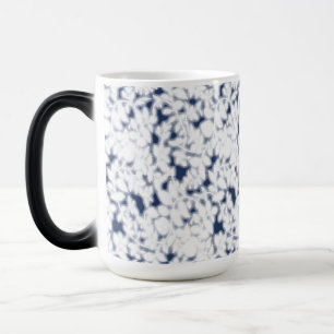 Taza Mágica fondo blanco y azul con un patrón
