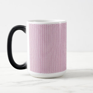Taza Mágica fondo rosa y blanco con líneas onduladas