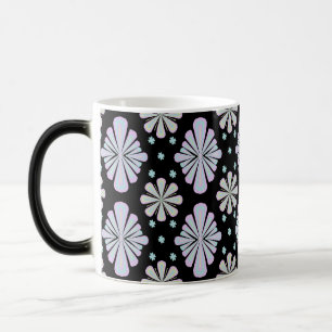 Taza Mágica Formas Florales de Pastel sobre Fondo Negro