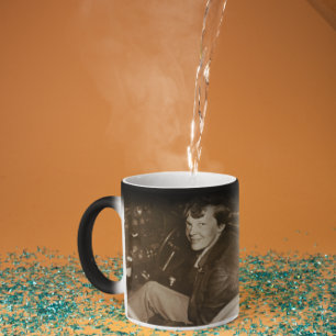 Taza Mágica Foto Cándida de Amelia Earhart en la Cabina del Av