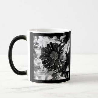Taza Mágica Foto de flor en B/N