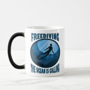 Taza Mágica Freediving - El océano llama buceador submarino
