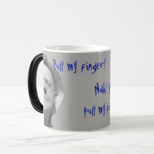 TAZA MÁGICA FUNNY DUELE GRANDPAS TOMA MI GRANDPA DE DEDO (Anverso izquierdo)