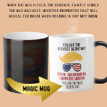 Taza Mágica Funny mejor secretario de Trump<br><div class="desc">¡Dale a tu secretaria tan trabajadora una buena risa con este gracioso Trump, el mejor secretario Magic Mug! Presentando una caricatura humorística de Trump con la atrevida declaración, "Eres el mayor secretario. ¡Créanme!" esta taza mágica cambia de color cuando se agrega líquido caliente, revelando el mensaje divertido. Ya sea café...</div>