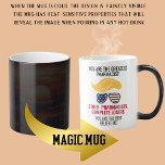 Taza Mágica Funny Trump Mejor Farmacéutico<br><div class="desc">Haz tu día favorito de farmacéutico con este divertido Trump Mejor Famoso Mug Farmacéutico! Observe cómo el diseño aparece mágicamente cuando se agrega líquido caliente, revelando una divertida caricatura de Trump que dice: "Eres el mejor farmacéutico. ¡Todos están de acuerdo!" Ya sea por un regalo de vacaciones, cumpleaños o simplemente...</div>