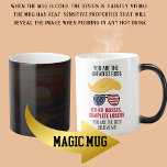 Taza Mágica Funny Trump Mejor Jefe<br><div class="desc">Hagan que sus mañanas sean "tremendas" con esta hilarante taza mágica que presenta una cita inspirada en Donald Trump. Mira cómo se transforma la taza cuando se agrega líquido caliente, revelando una declaración atrevida y divertida sobre ser el "mejor jefe". Perfecto para los seguidores de Trump o para cualquiera con...</div>