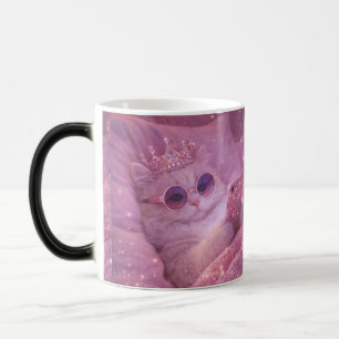 Taza Mágica Gata Princesa Mimada Mensajeando en la Cama