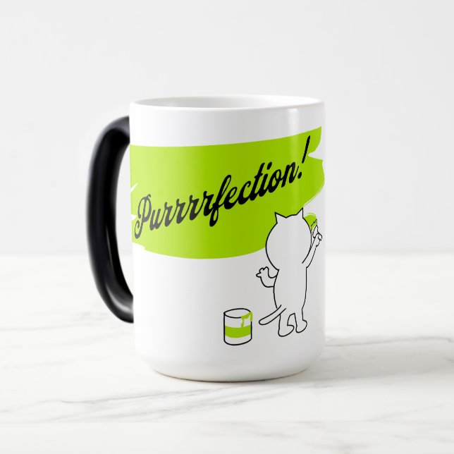 Taza Mágica Gatito pintando "¡Purrrfection!" en la pared. (Anverso izquierdo)