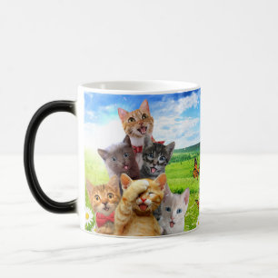Taza Mágica Gatitos divertidos en el campo verde.