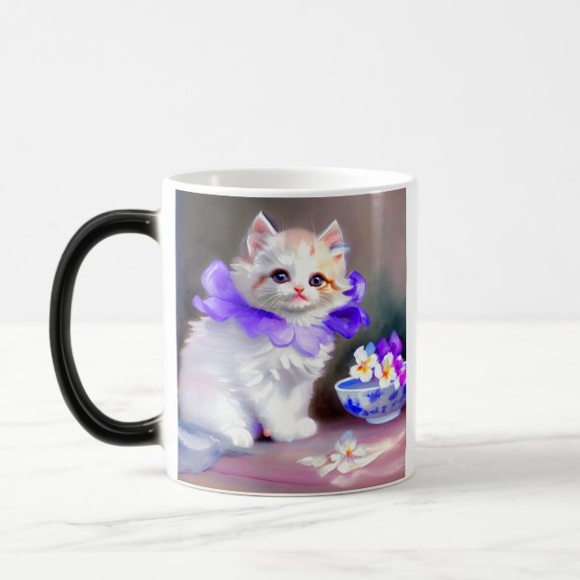 Taza Mágica Gato blanco con pintura de cuello de flores morada (Izquierda)