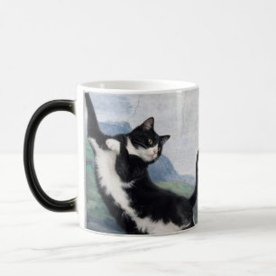 Taza Mágica Gato esmoquin tocando la pata divina              