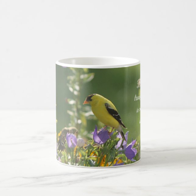 Taza Mágica Goldfinch en una flor harebell (Centro)