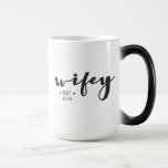 Taza Mágica Guión personalizado Wifey del año establecido mode<br><div class="desc">Personalizó esta taza de "esposas" con su año de aniversario establecido. Un guión elegante con texto personalizado es un regalo muy atento. Ser una taza de morphing lo hace muy divertido. *Por favor, no dudes en contactarme si necesitas ayuda con mis diseños. Es bastante fácil transferir un estilo existente a...</div>