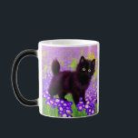 Taza Mágica Gustav Klimt Black Kitten<br><div class="desc">¡Magic Mug con un gatito negro Gustav Klimt! Esta belleza de ojos anchos posa en un campo verde de flores moradas. Un regalo para los amantes del gato y del arte austriaco.</div>