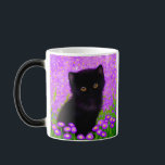 Taza Mágica Gustav Klimt Cat<br><div class="desc">¡Magia Mug con un gato Gustav Klimt! Este florido gatito se encuentra en un campo verde de flores moradas. Un regalo perfecto para los amantes del gato y del arte austriaco.</div>