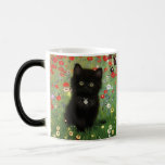 Taza Mágica Gustav Klimt Kitten<br><div class="desc">¡Magia Mug con un gatito de Gustav Klimt! Este gatito negro lleva un collar de plata y se sienta en un campo de flores rojas,  azules,  blancas y amarillas. ¡Un regalo maravilloso para los amantes del gato y del arte austriaco!</div>
