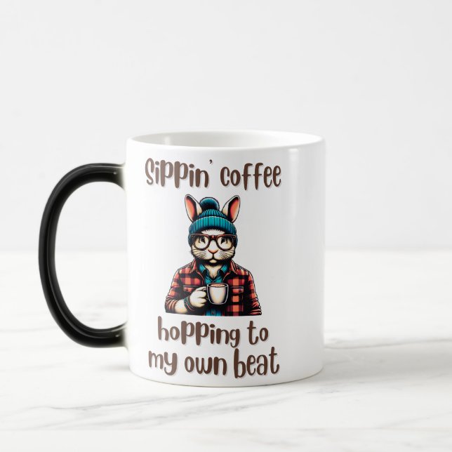 Taza Mágica Hipster Bunny Sipping Coffee Vibe (Izquierda)