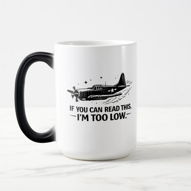 Taza Mágica If You Can Read This Im Too Low Pilot Tee (Izquierda)