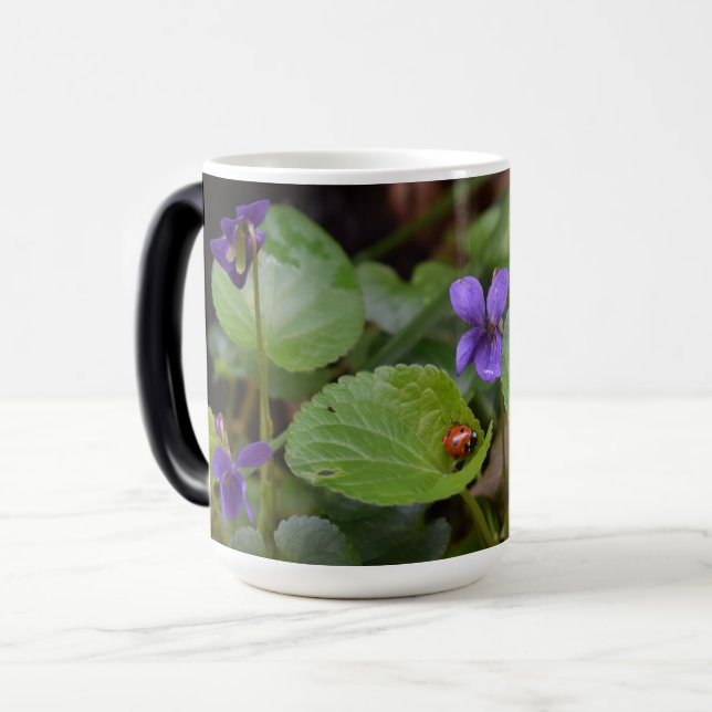 Taza Mágica Ladybug sobre las dulces flores violetas (Anverso izquierdo)