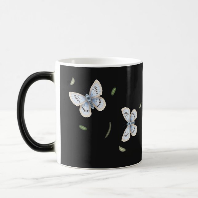 Taza Mágica Magníficas mariposas azules y de crema en negro vi (Izquierda)