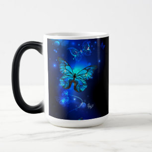 Taza Mágica Mariposa morfo en el fondo oscuro