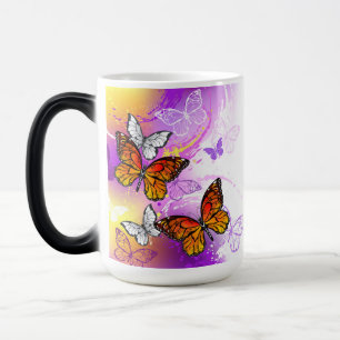 Taza Mágica Mariposas monarcas en fondo morado