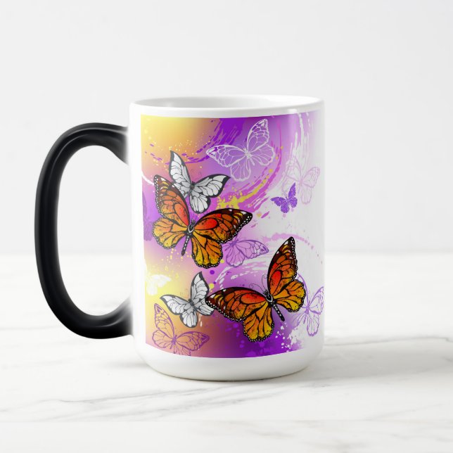Taza Mágica Mariposas monarcas en fondo morado (Izquierda)