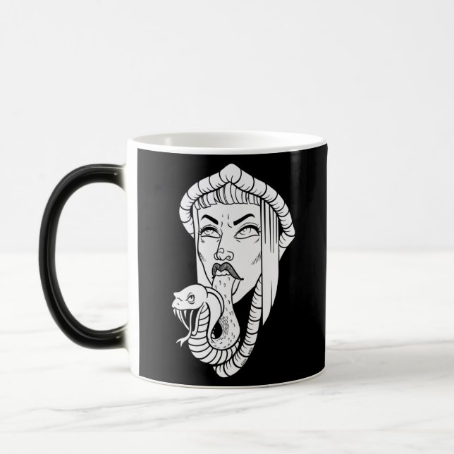 Taza Mágica Mujer gótica Ilustracion de lengua negra blanca y  (Izquierda)