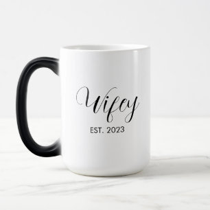 Taza Mágica Mujeres blancas con escritura negra elegante