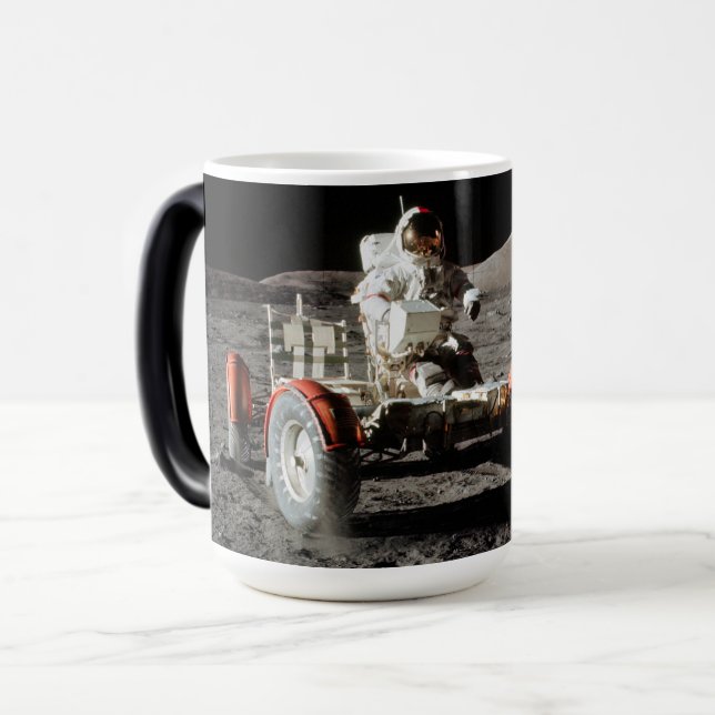 Taza Mágica NASA Apollo 17 Lunar Roving Vehicle, 1972 (Anverso izquierdo)