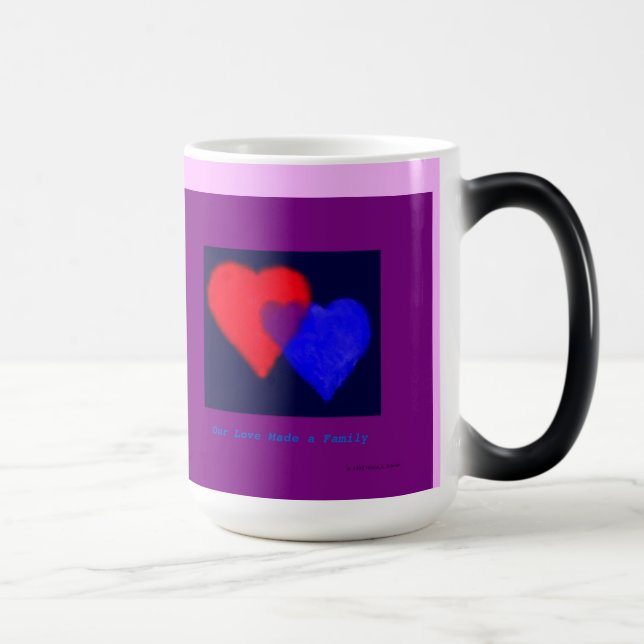 Taza Mágica Nuestro amor nos ha hecho a una familia: para los (Derecha)