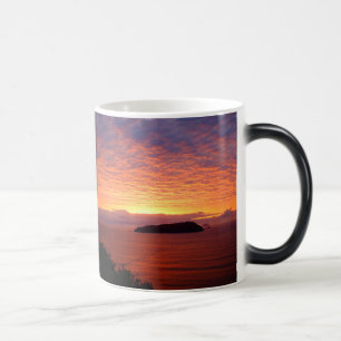 Taza Mágica Ocean Sunrise sobre Shoe Island Tairua