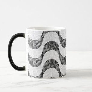 Taza Mágica Olas blancas y negras de adoquín de Portugal