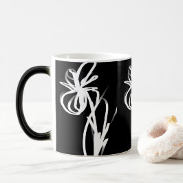 Taza Mágica Orquídea Noir: Resumen en blanco y negro
