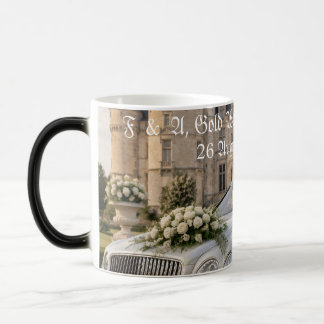 Taza Mágica Pareja de bodas de oro besándose en la foto