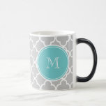 Taza Mágica Patrón de quatrefoil gris, monograma Verde azulado<br><div class="desc">Patrón de cuatrefoil moderno, elegante, gris o gris y blanco que se puede personalizar con un monograma blanco inicial en un tipo de letra moderno, en una etiqueta de círculo verde azulado, pancarta, marco con borde circular blanco. GraphicsByMimi© Un patrón de moda para ella. Utilice el campo de plantilla para...</div>