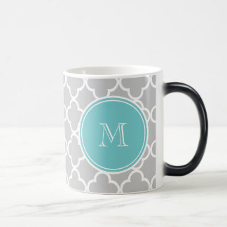 Taza Mágica Patrón de quatrefoil gris, monograma Verde azulado