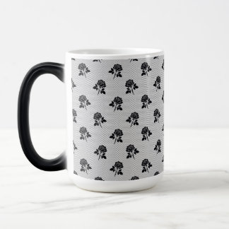 Taza Mágica Patrón floral de rosa vintage en blanco y negro
