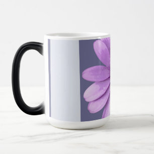 Taza Mágica patrón rayado con margaritas moradas
